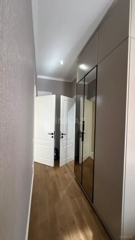 Satılır 4 otaqlı mənzil 121 m²