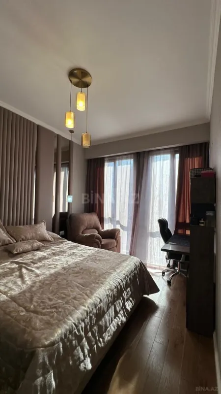 Satılır 4 otaqlı mənzil 121 m²