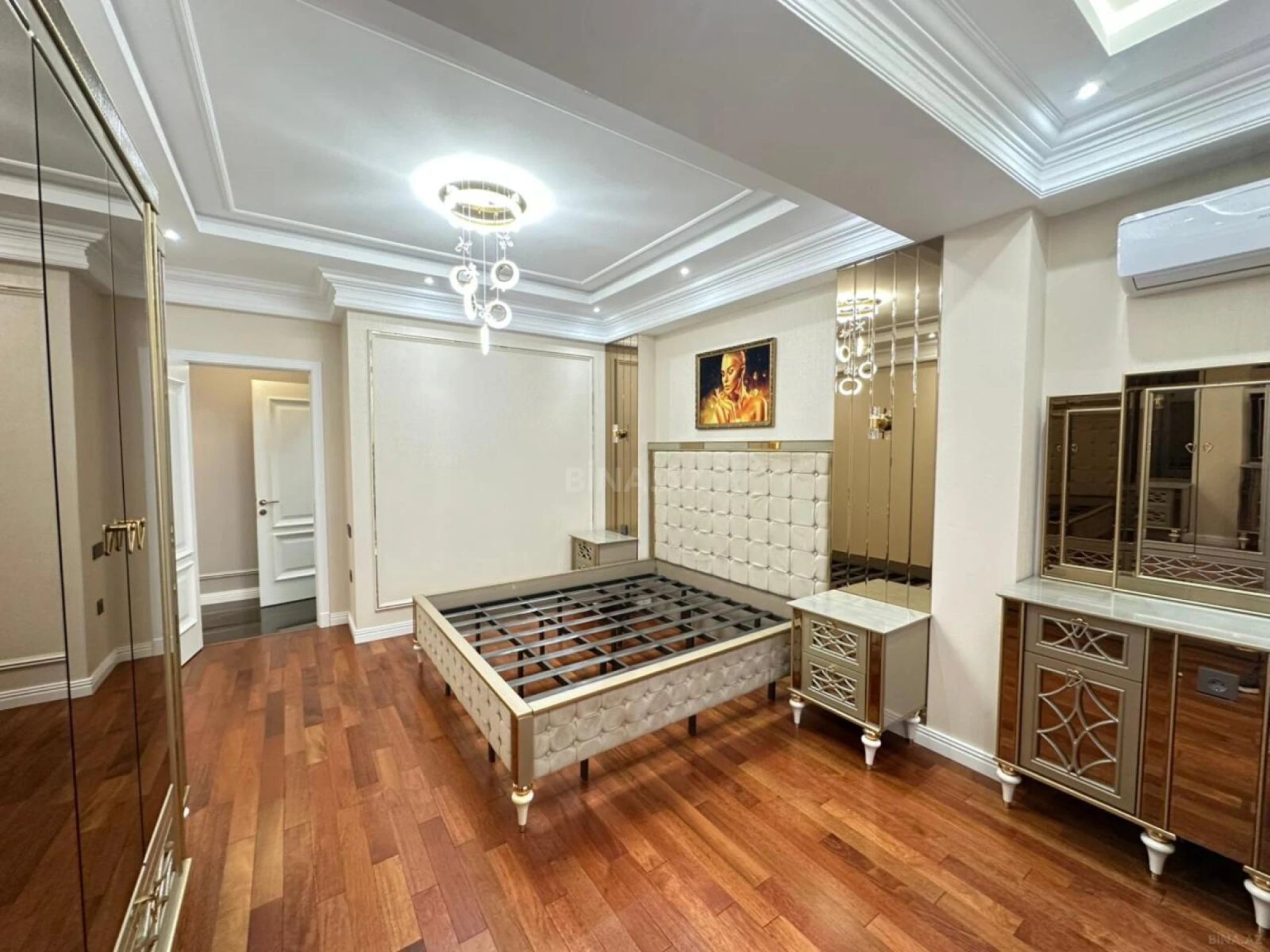 Satılır 4 otaqlı mənzil 164 m²