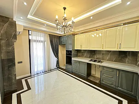 Satılır 4 otaqlı mənzil 164 m²