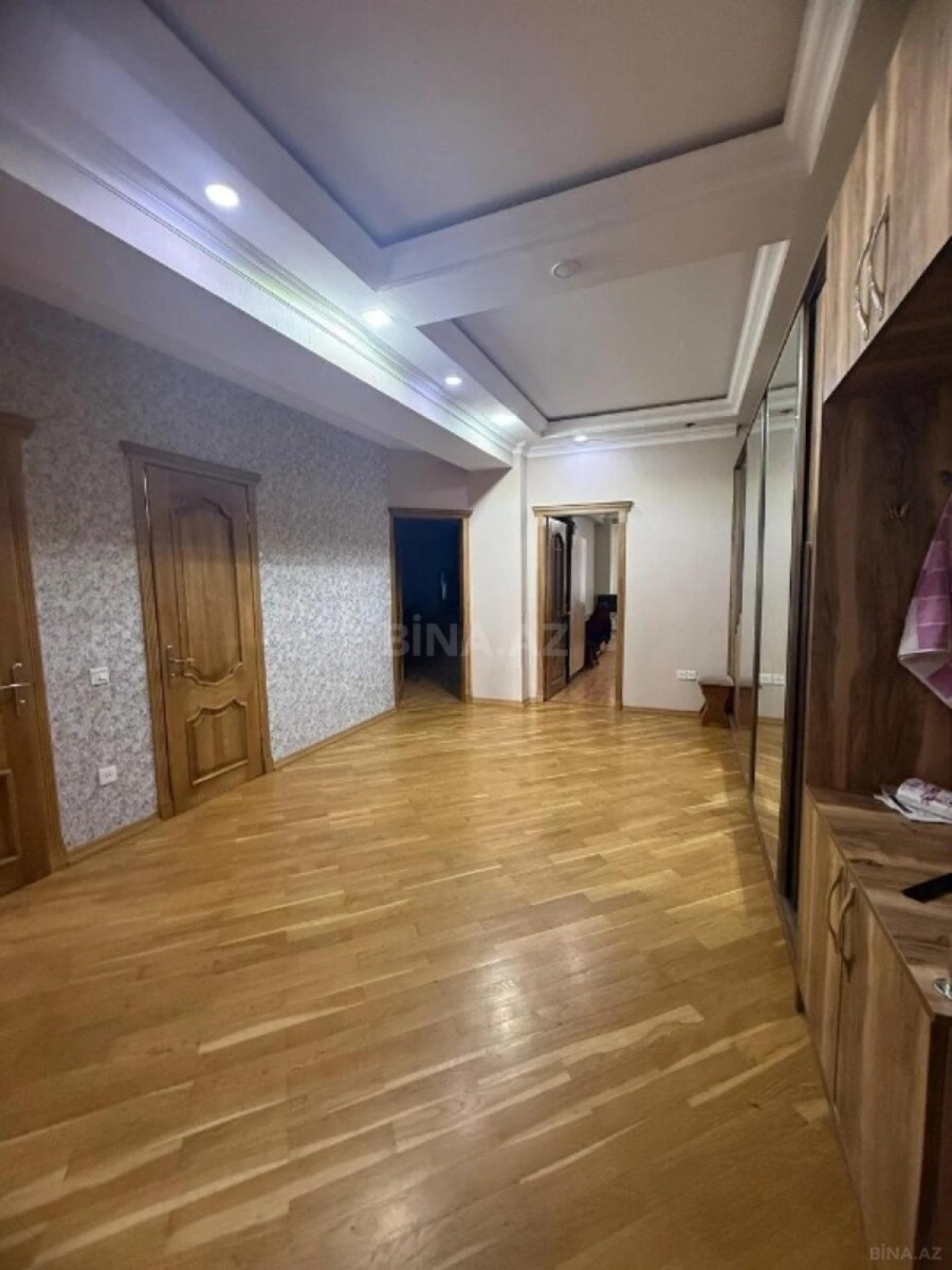 Satılır 3 otaqlı mənzil 167 m²