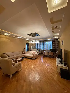 Satılır 4 otaqlı mənzil 200 m²
