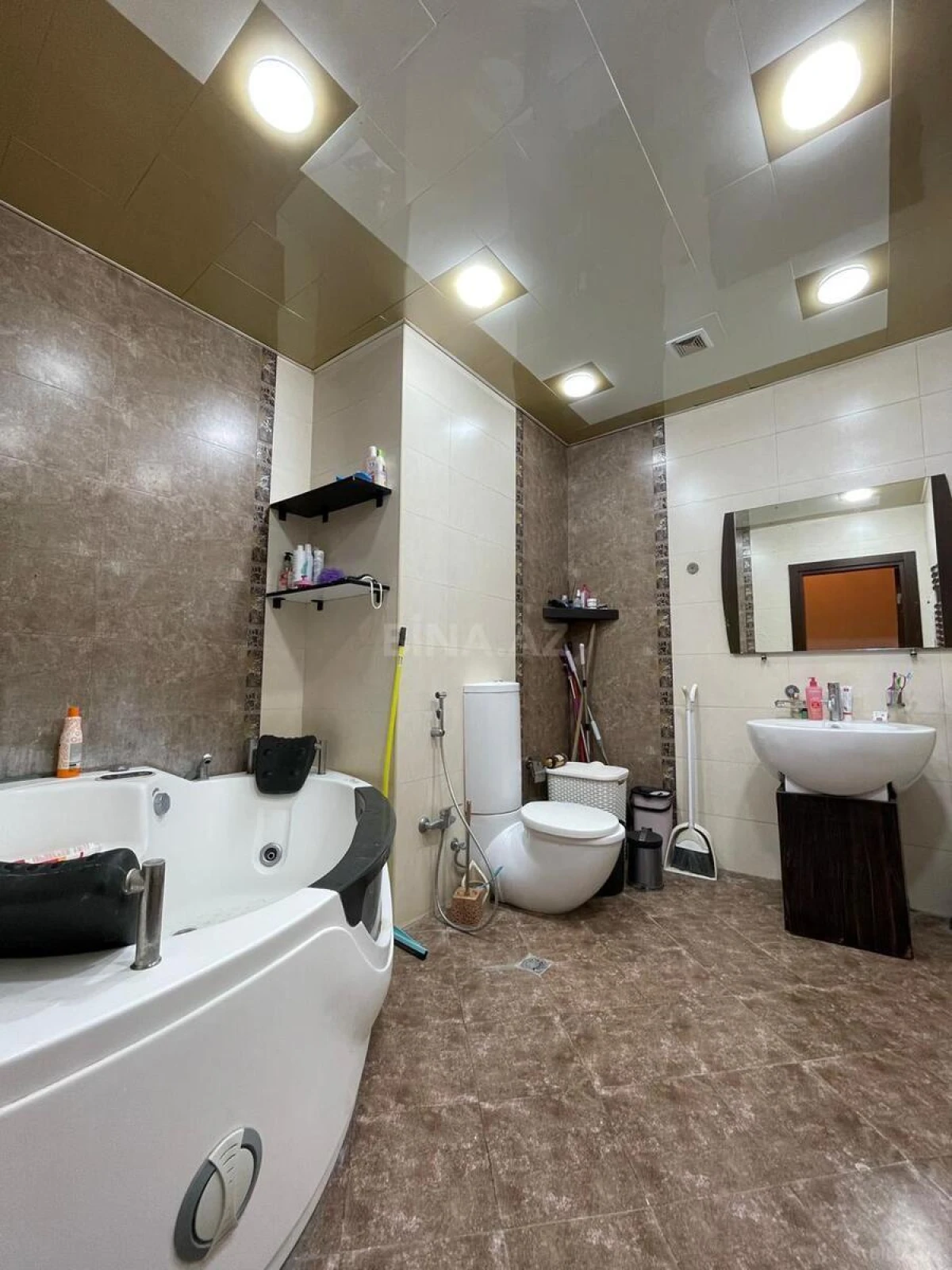 Satılır 4 otaqlı mənzil 200 m²