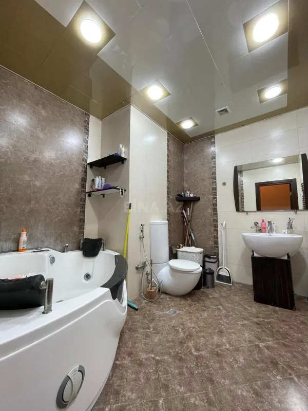 Satılır 4 otaqlı mənzil 200 m²