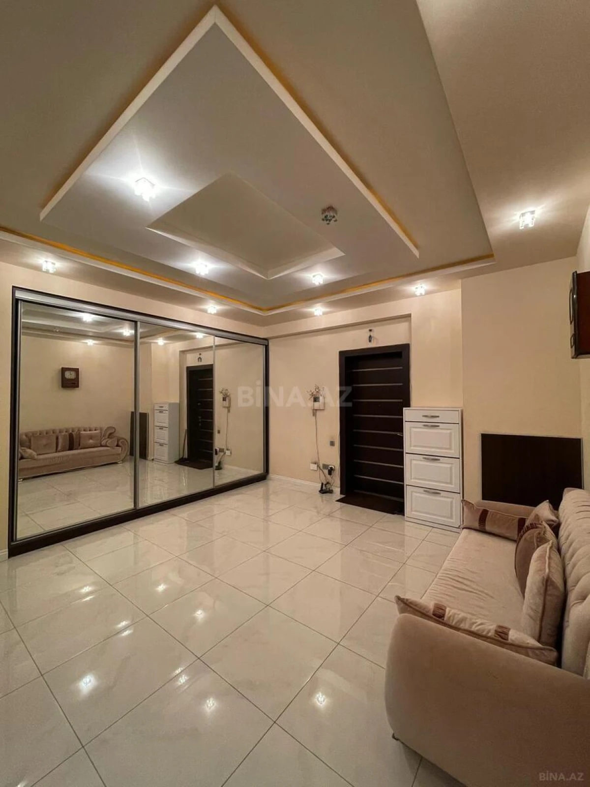Satılır 4 otaqlı mənzil 200 m²