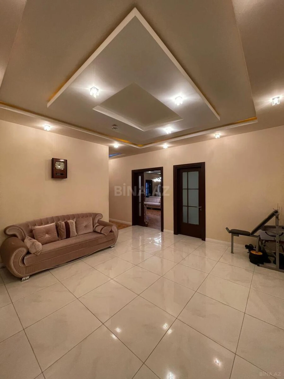 Satılır 4 otaqlı mənzil 200 m²