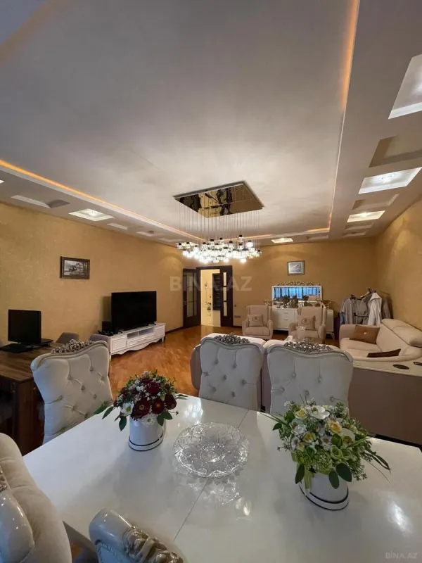 Satılır 4 otaqlı mənzil 200 m²