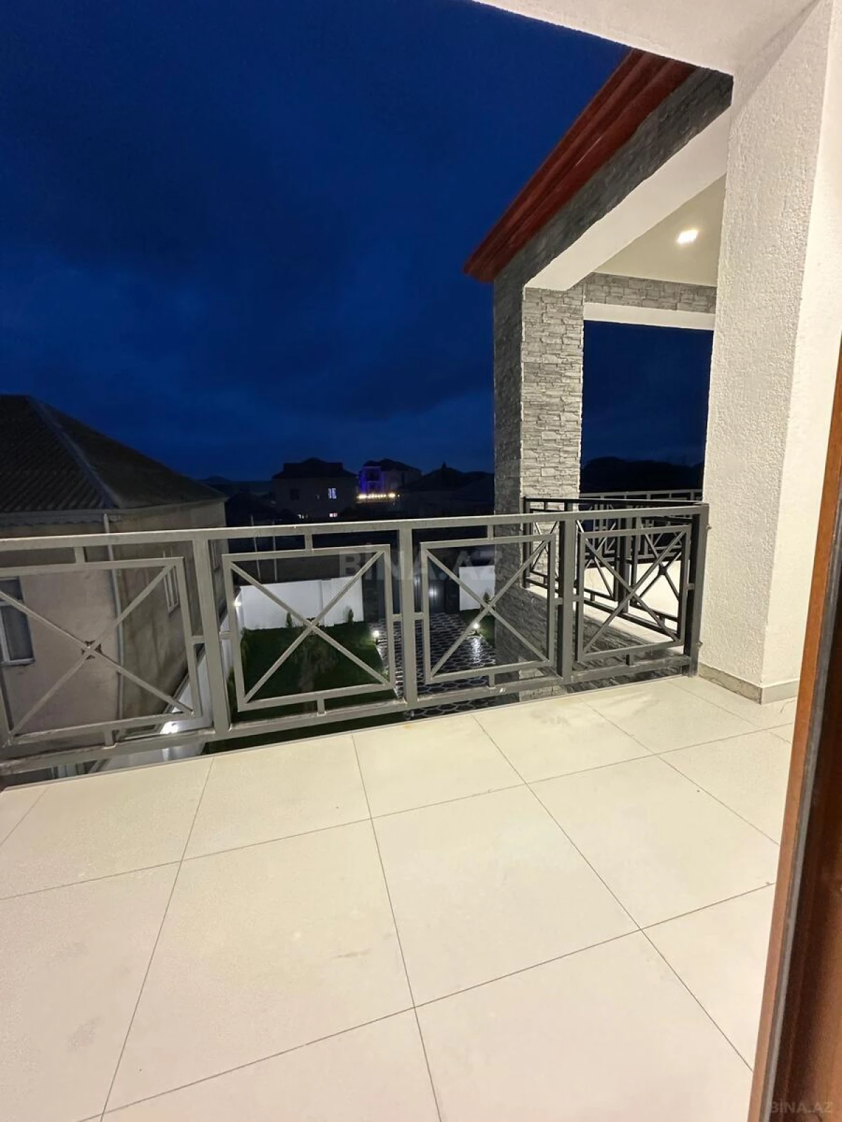 Satılır 6 otaqlı həyət evi 300 m²