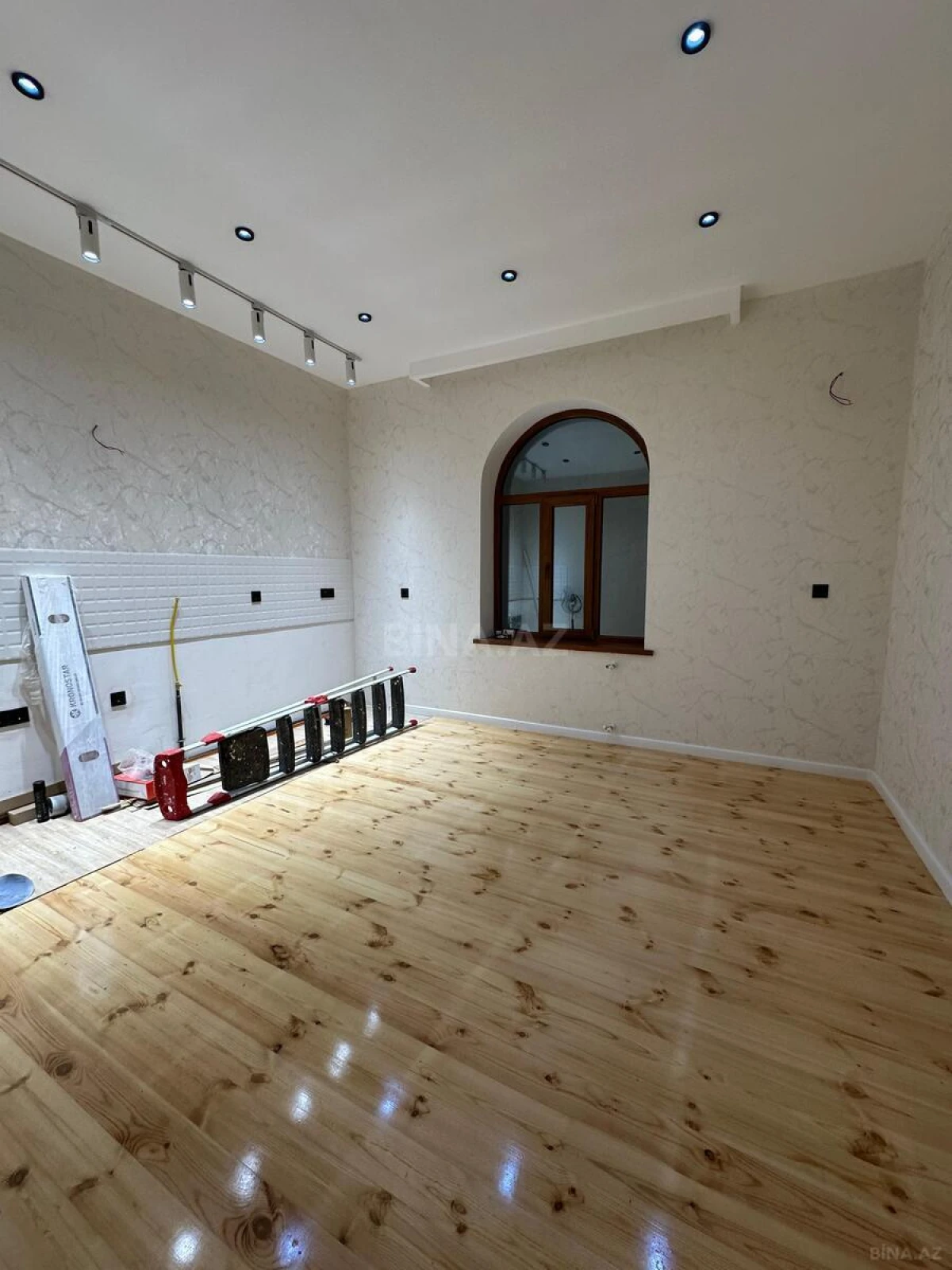 Satılır 6 otaqlı həyət evi 300 m²