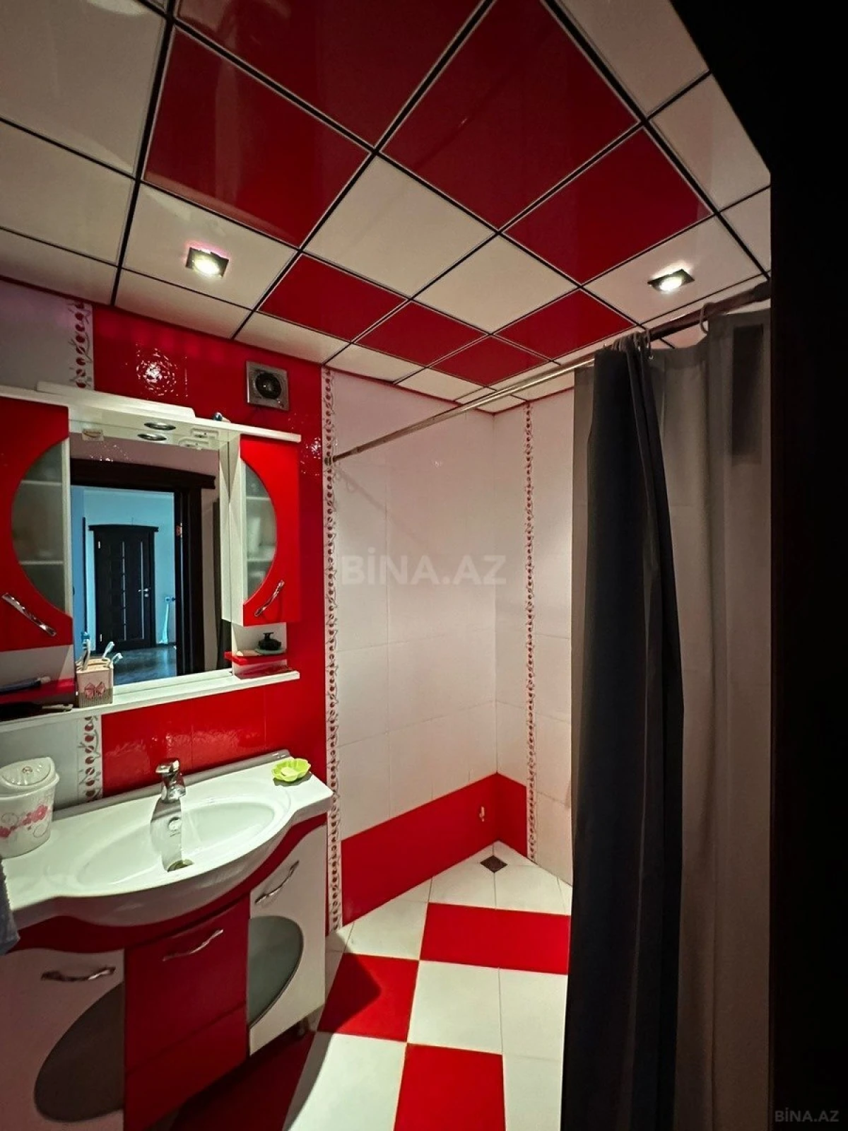 Kirayə verilir 2 otaqlı mənzil 93 m²