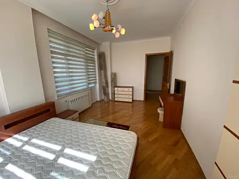 Satılır 3 otaqlı mənzil 190 m²