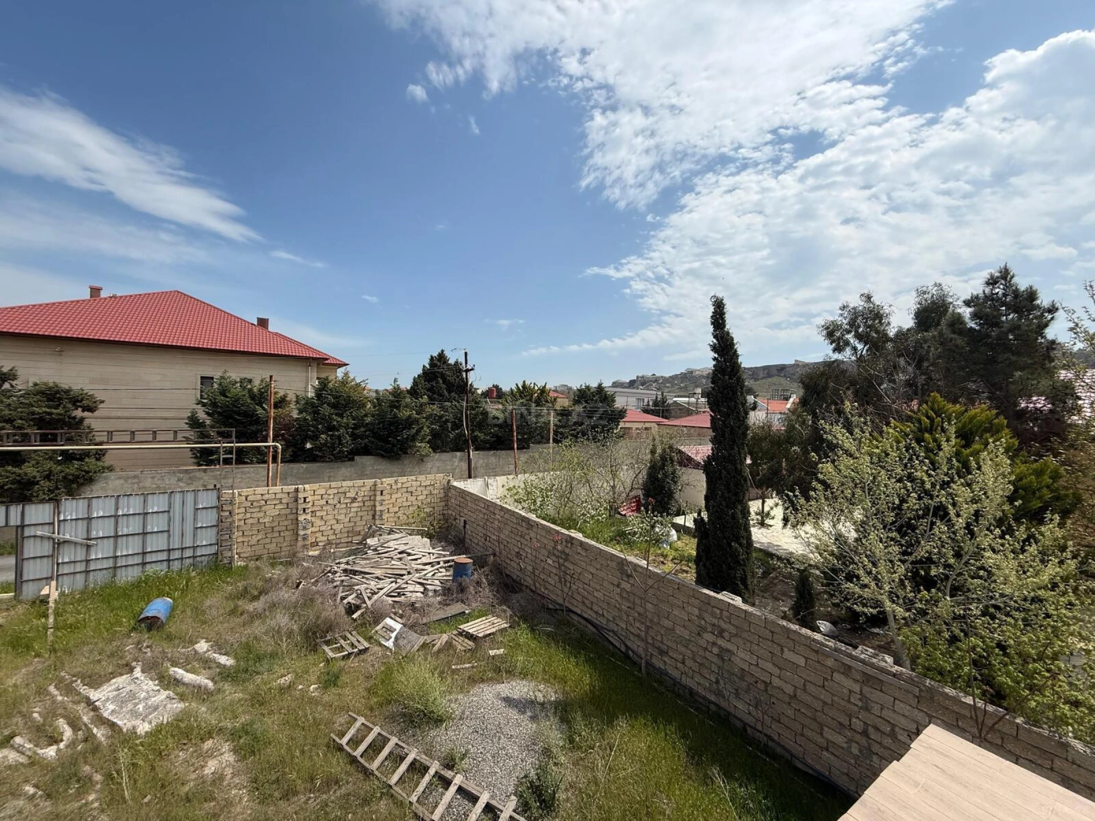 Satılır 10 otaqlı həyət evi 550 m²