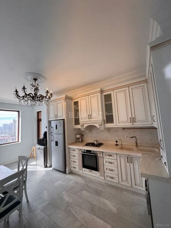 Kirayə verilir 4 otaqlı mənzil 200 m²