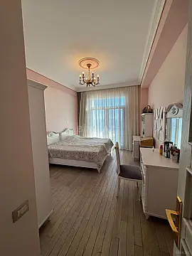 Kirayə verilir 4 otaqlı mənzil 200 m²