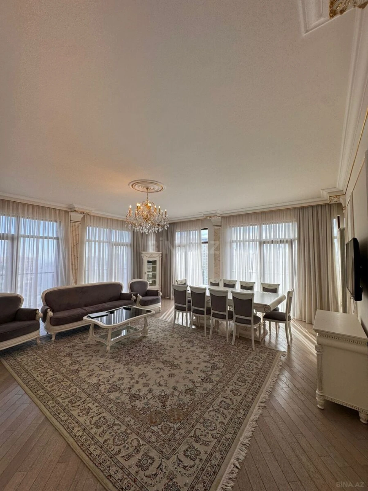 Kirayə verilir 4 otaqlı mənzil 200 m²