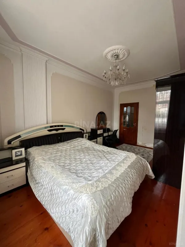 Satılır 4 otaqlı mənzil 142 m²
