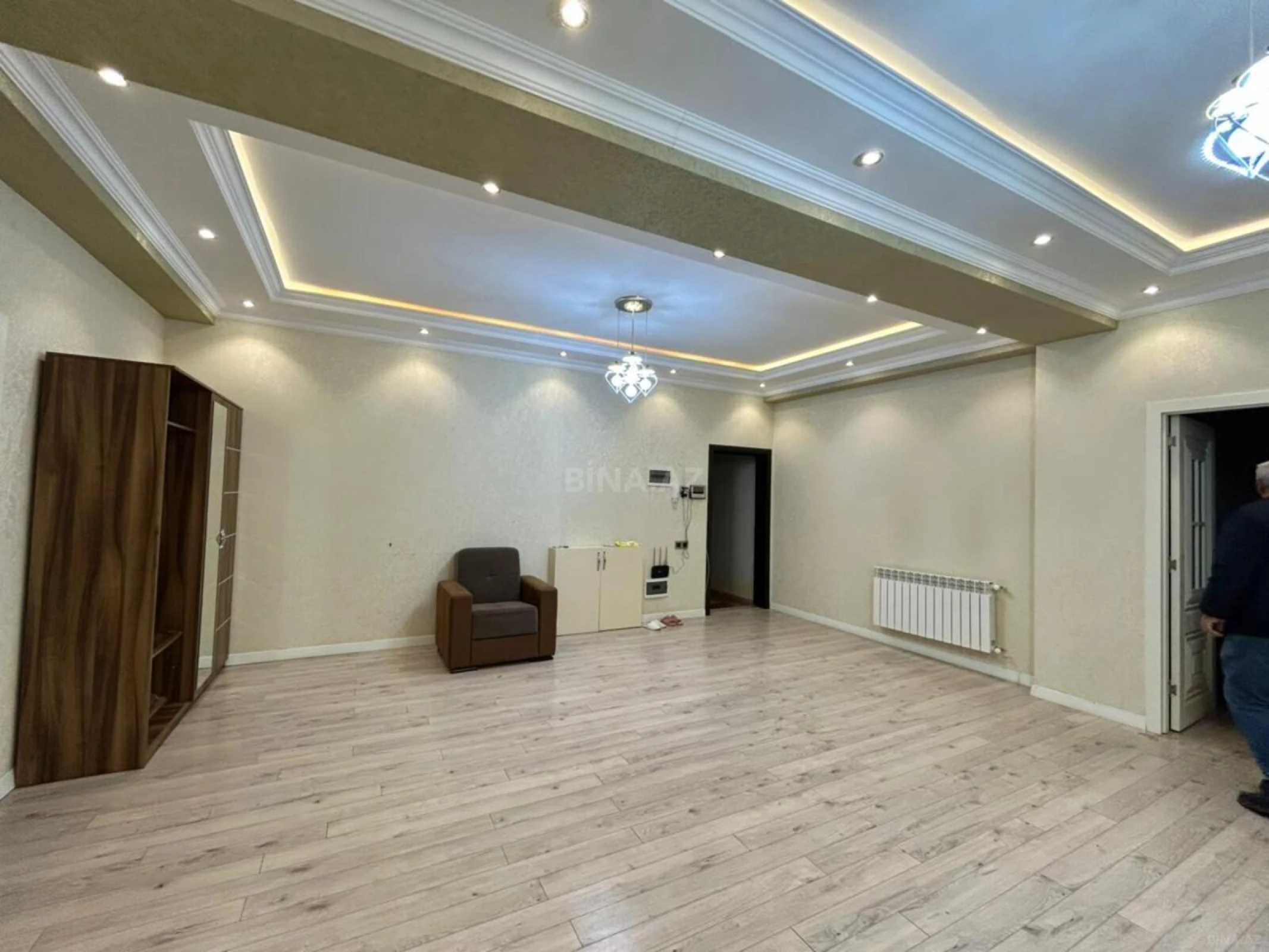 Satılır 3 otaqlı mənzil 173 m²