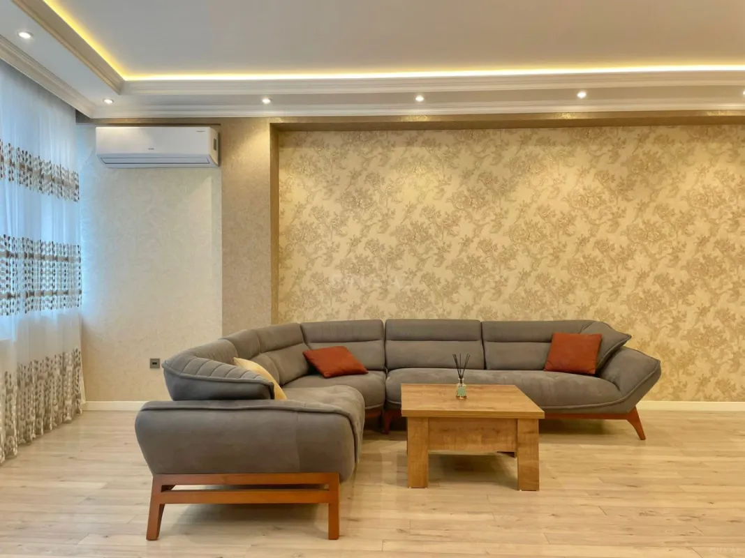 Satılır 3 otaqlı mənzil 173 m²
