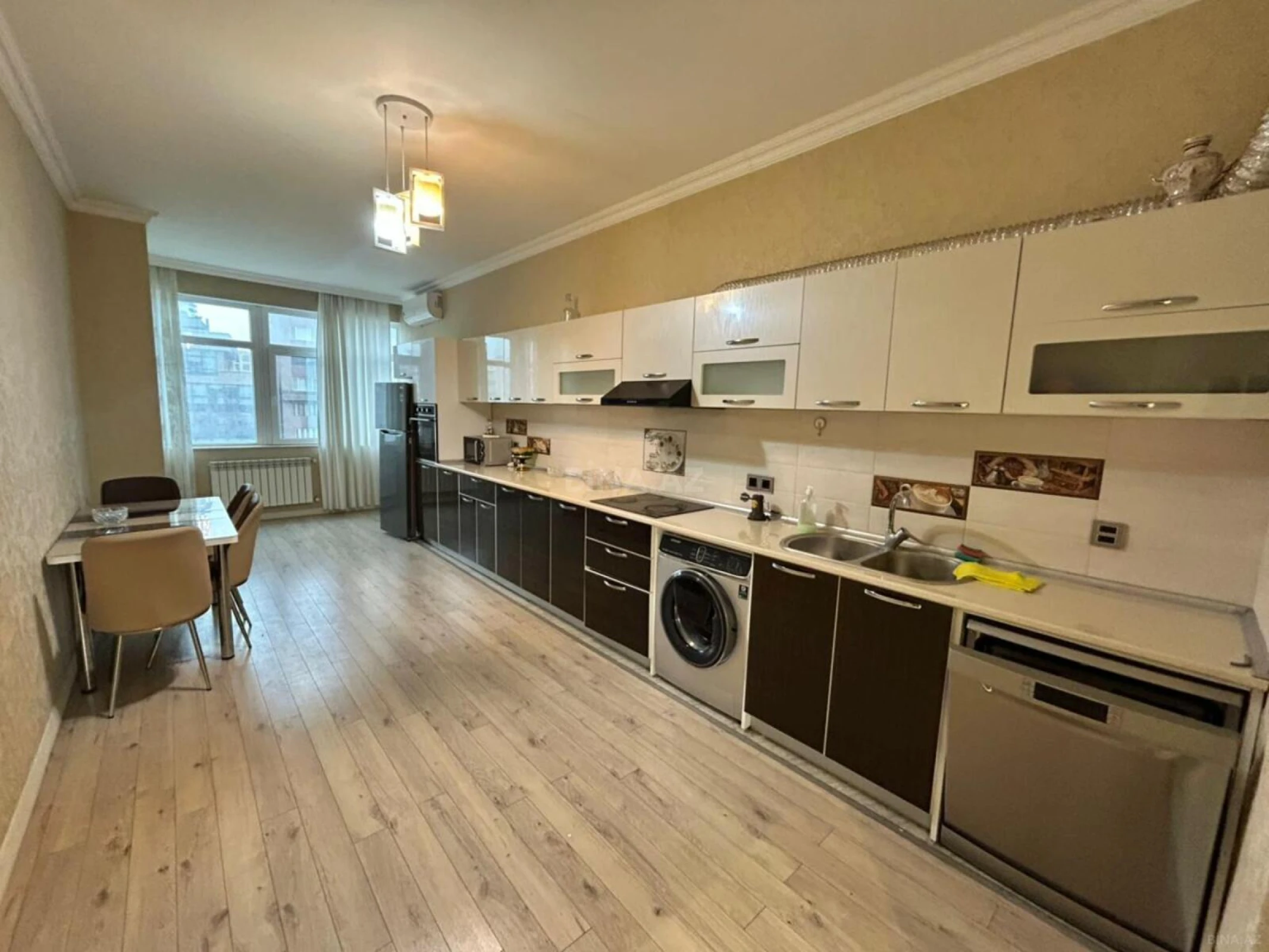 Satılır 3 otaqlı mənzil 173 m²