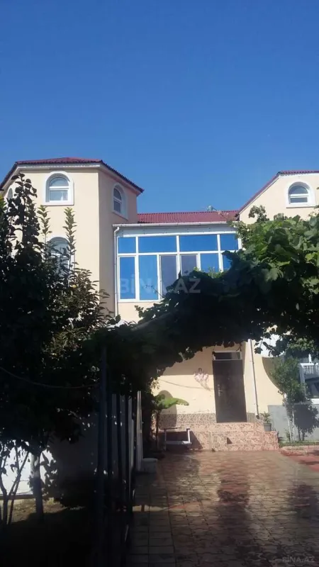 Satılır 5 otaqlı həyət evi 200 m²