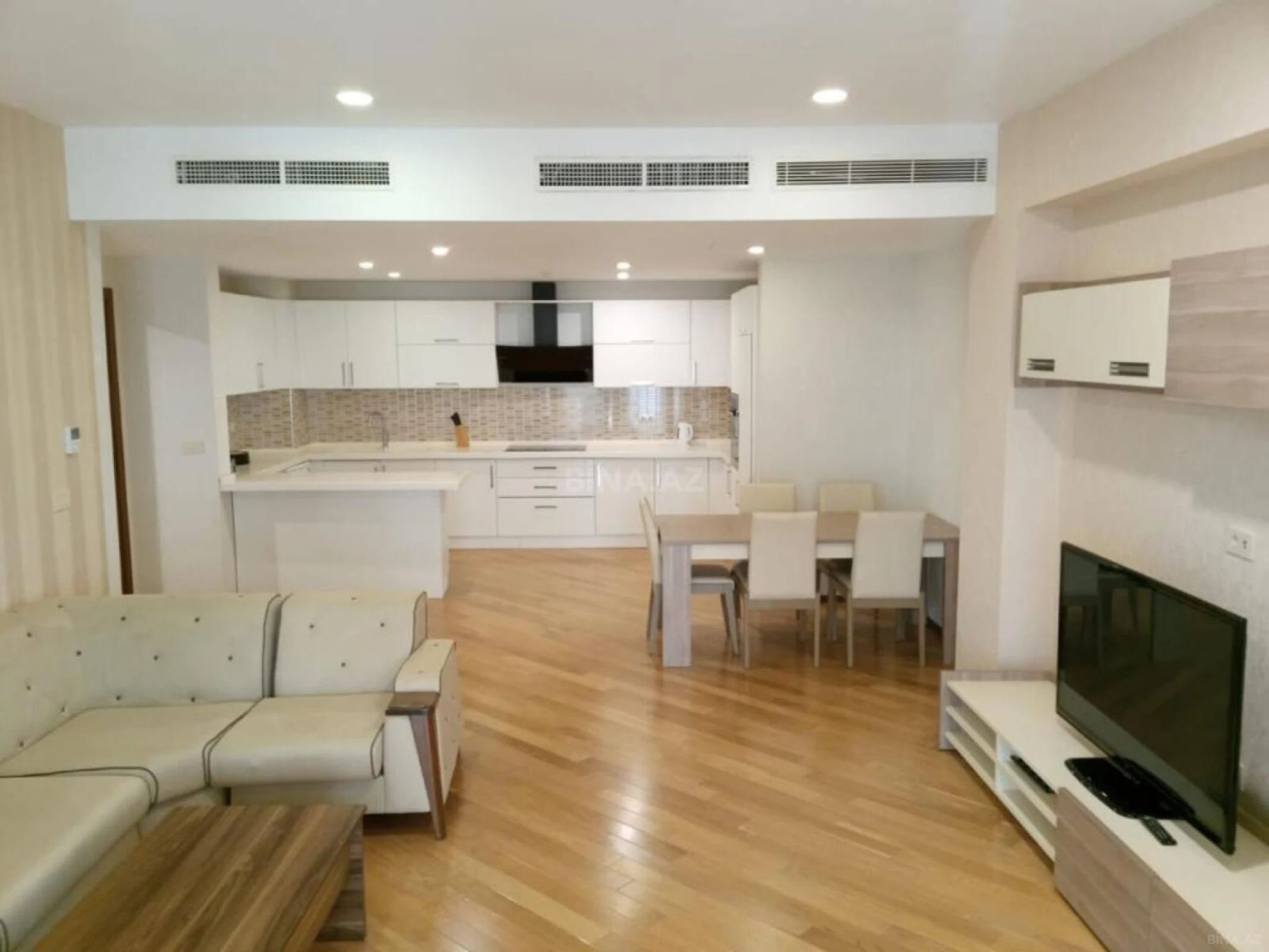 Kirayə verilir 4 otaqlı mənzil 220 m²