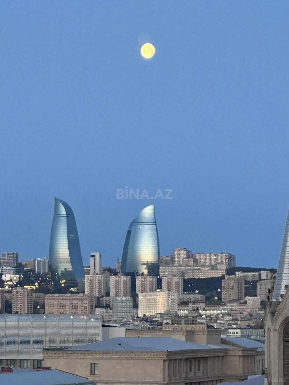 Satılır 4 otaqlı mənzil 210 m²