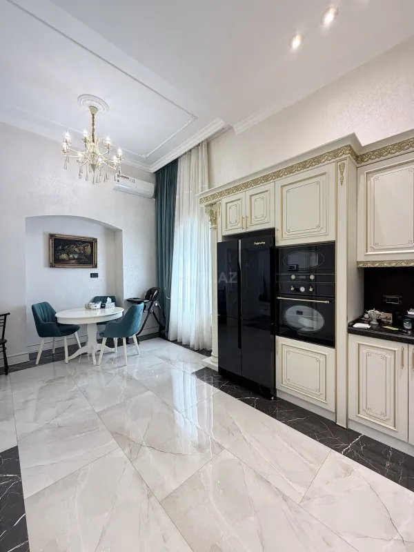 Satılır 3 otaqlı mənzil 215 m²