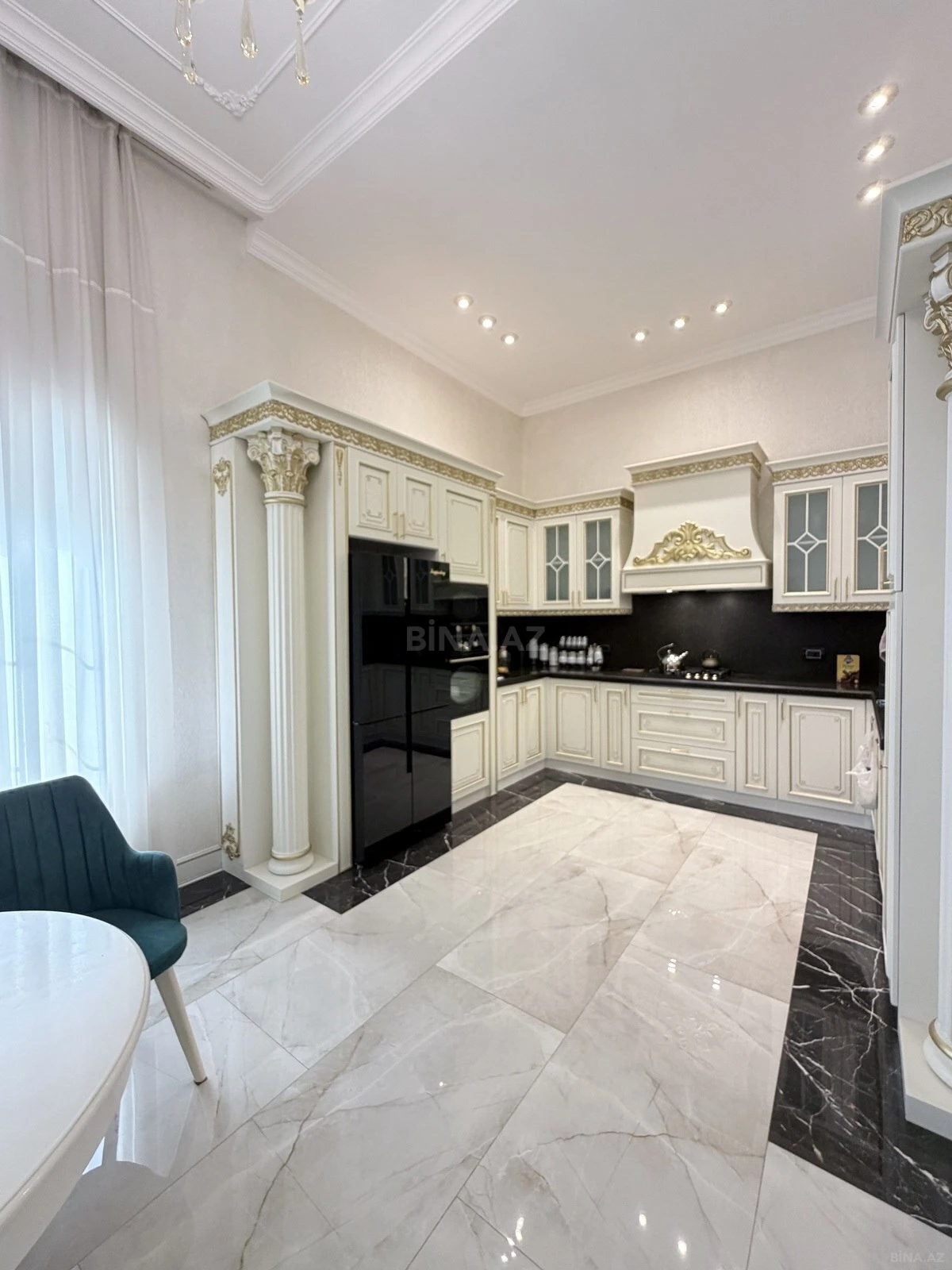 Satılır 3 otaqlı mənzil 215 m²