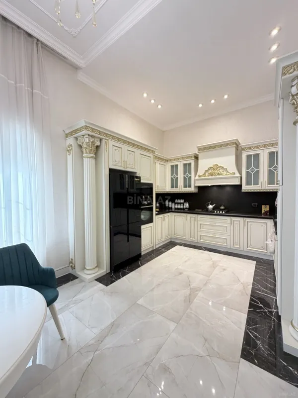 Satılır 3 otaqlı mənzil 215 m²