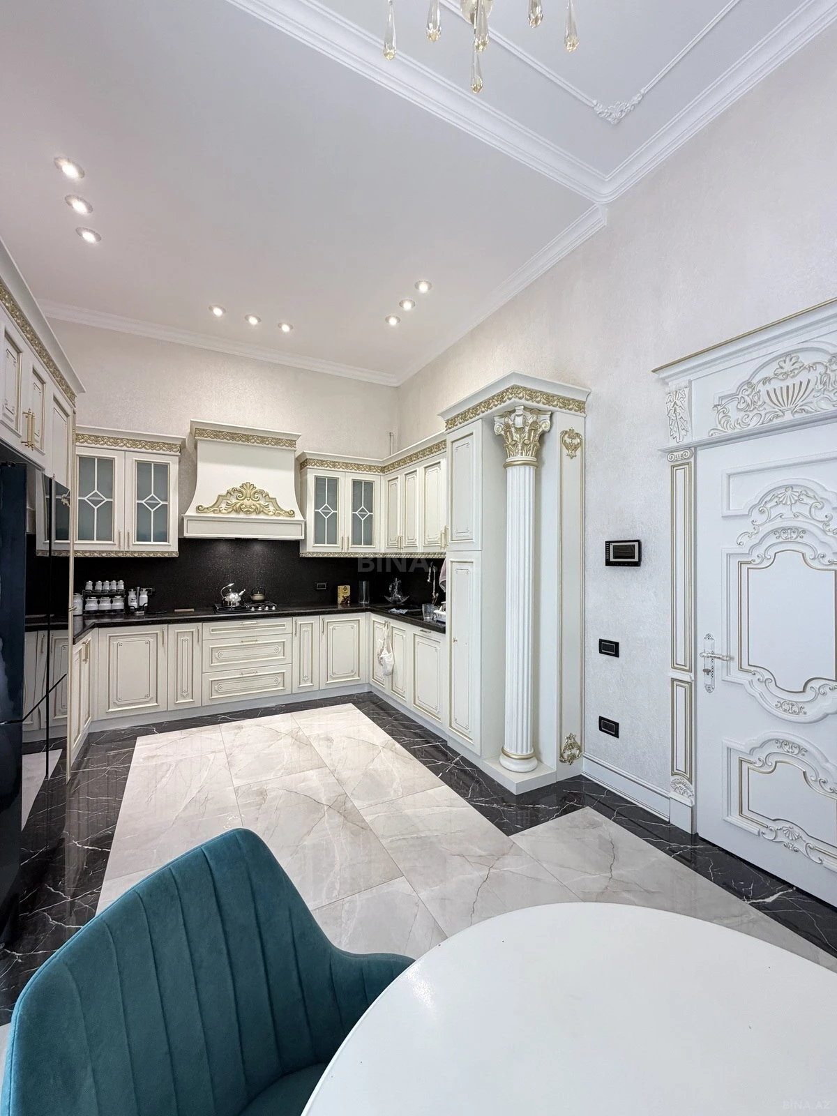 Satılır 3 otaqlı mənzil 215 m²