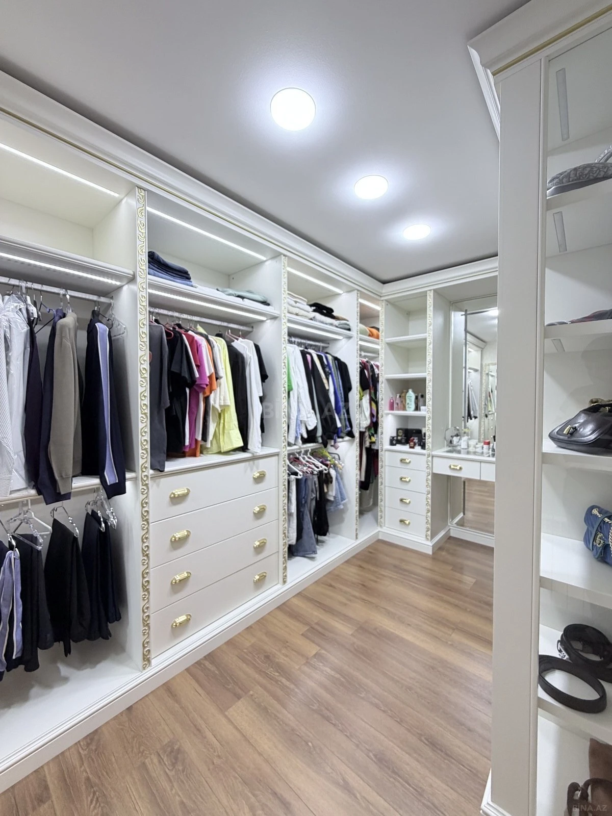 Satılır 3 otaqlı mənzil 215 m²