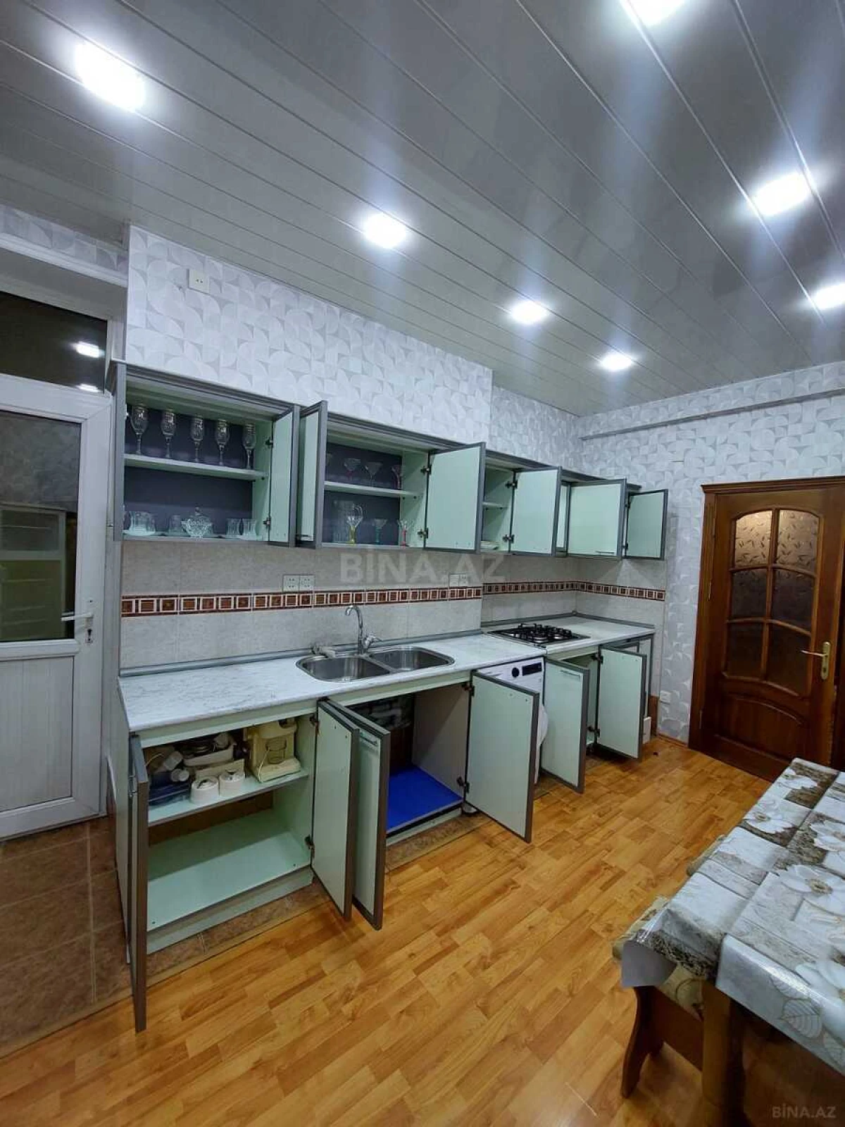 Kirayə verilir 2 otaqlı mənzil 100 m²