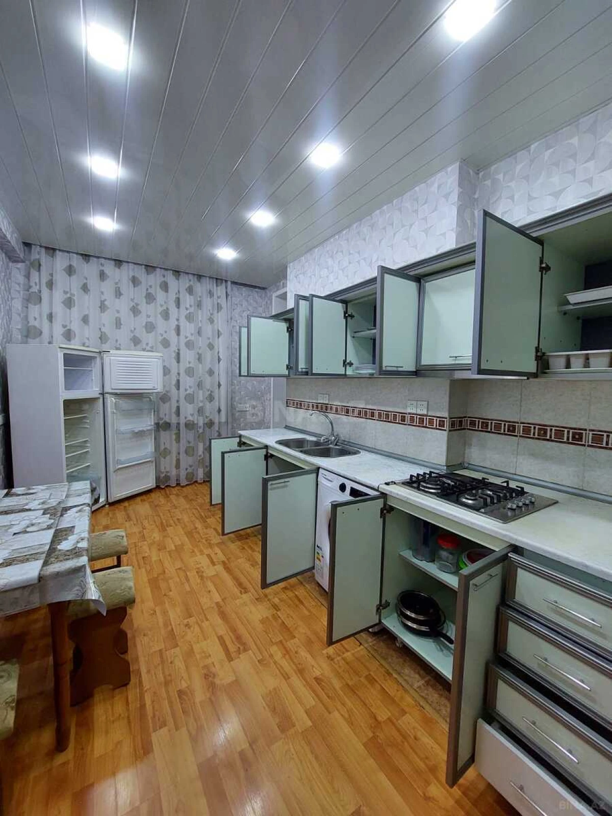 Kirayə verilir 2 otaqlı mənzil 100 m²