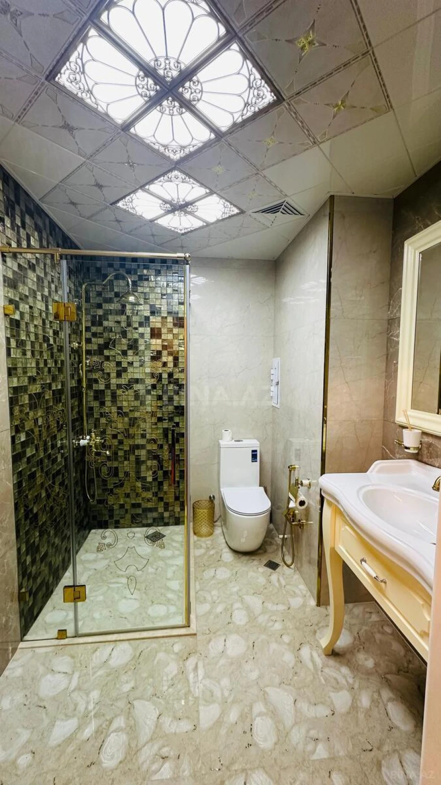 Satılır 3 otaqlı mənzil 175 m²