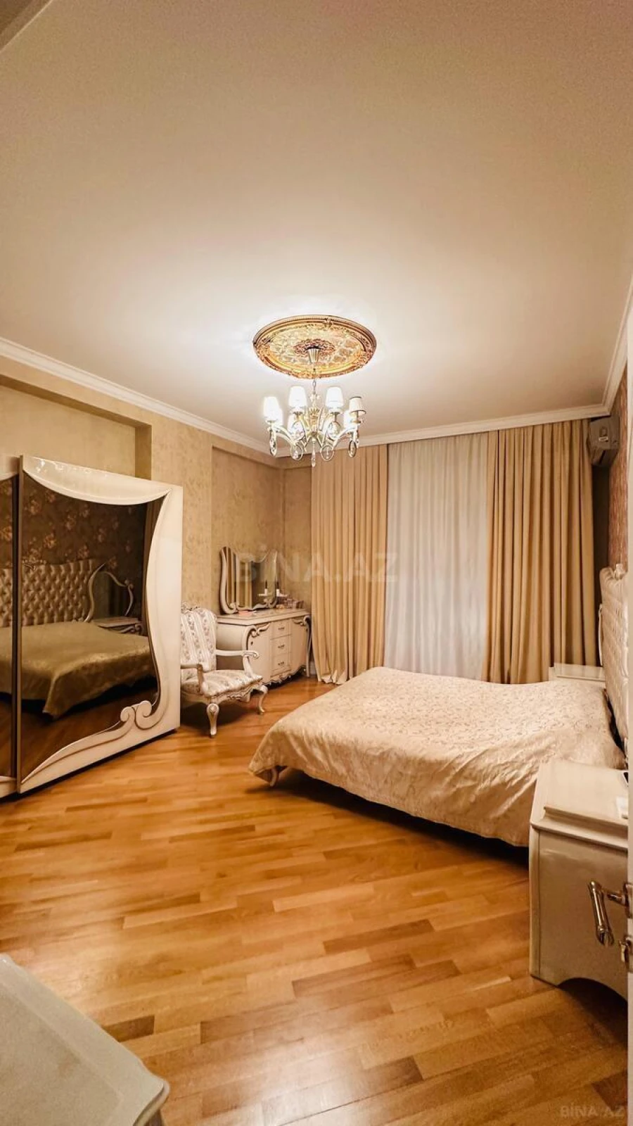 Satılır 3 otaqlı mənzil 175 m²