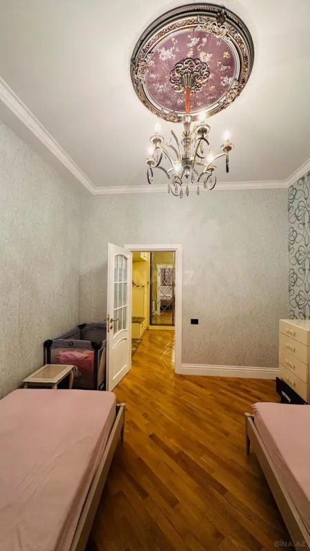 Satılır 3 otaqlı mənzil 175 m²