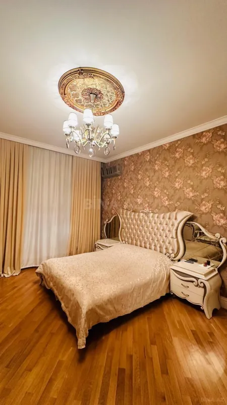 Satılır 3 otaqlı mənzil 175 m²