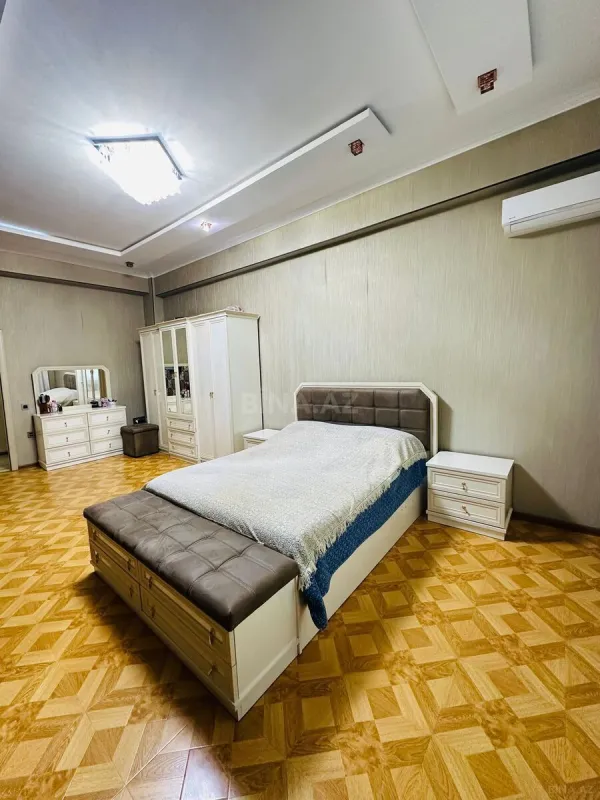 Satılır 3 otaqlı mənzil 165 m²