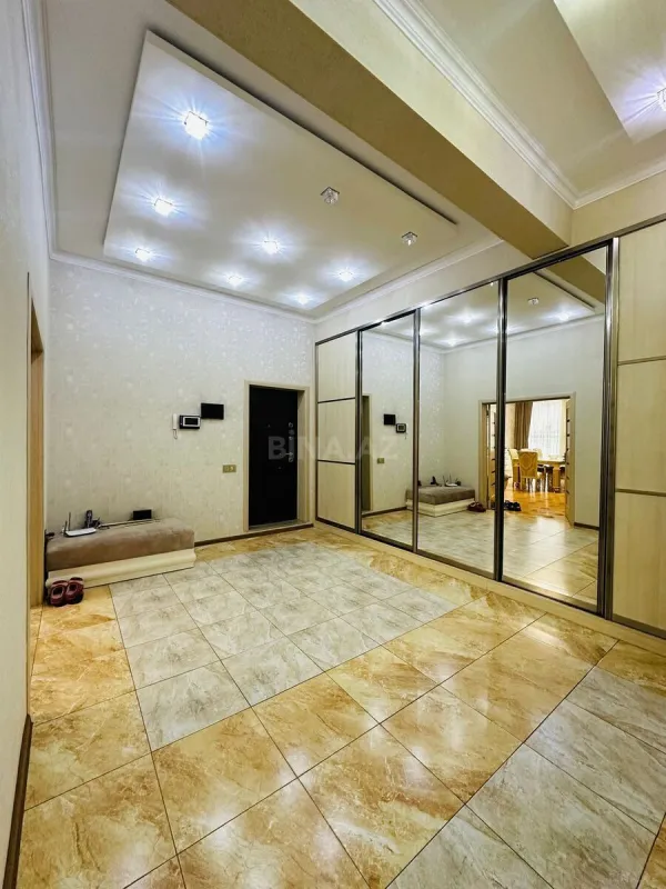 Satılır 3 otaqlı mənzil 165 m²