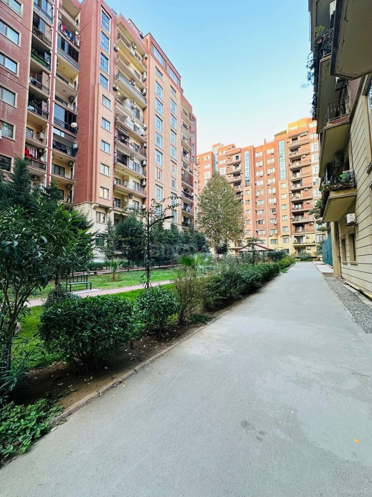 Satılır 3 otaqlı mənzil 165 m²