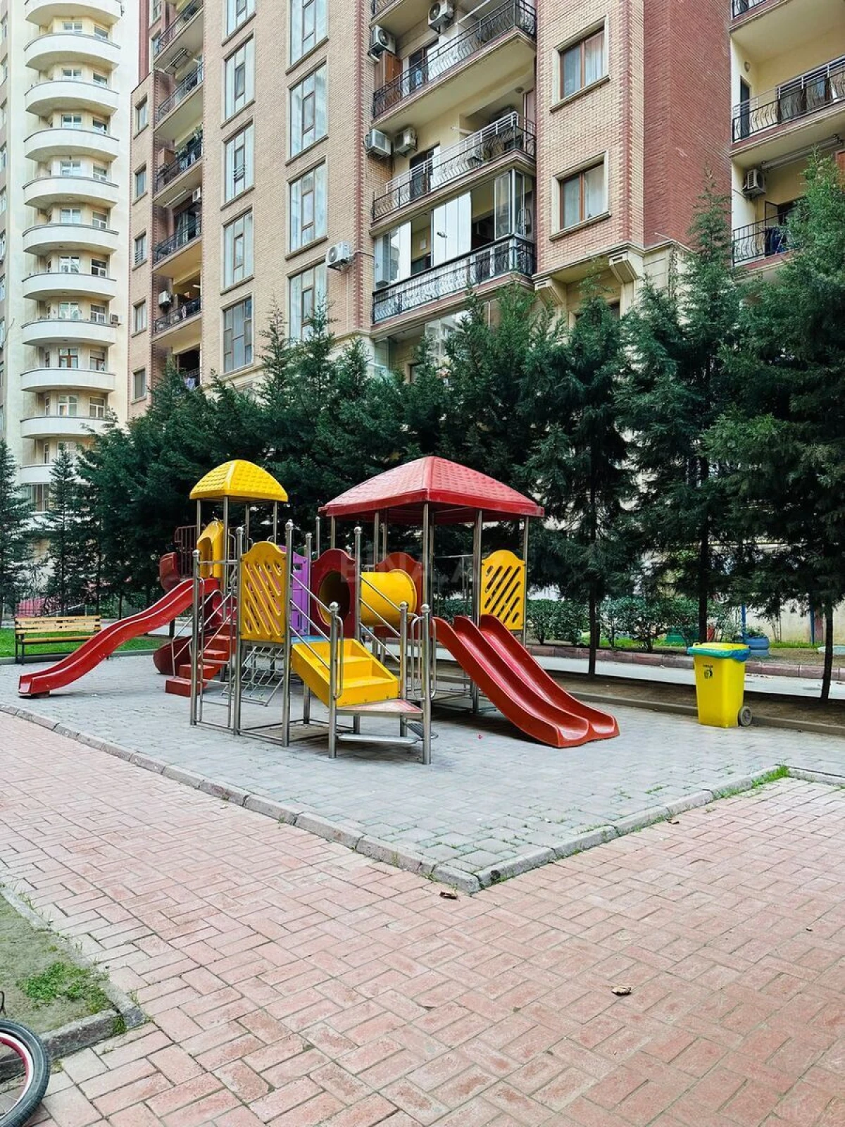Satılır 3 otaqlı mənzil 165 m²
