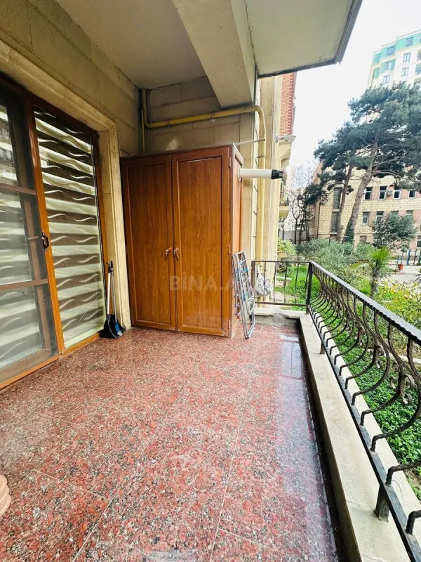 Satılır 3 otaqlı mənzil 165 m²