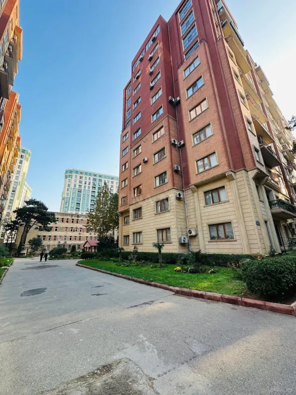 Satılır 3 otaqlı mənzil 165 m²