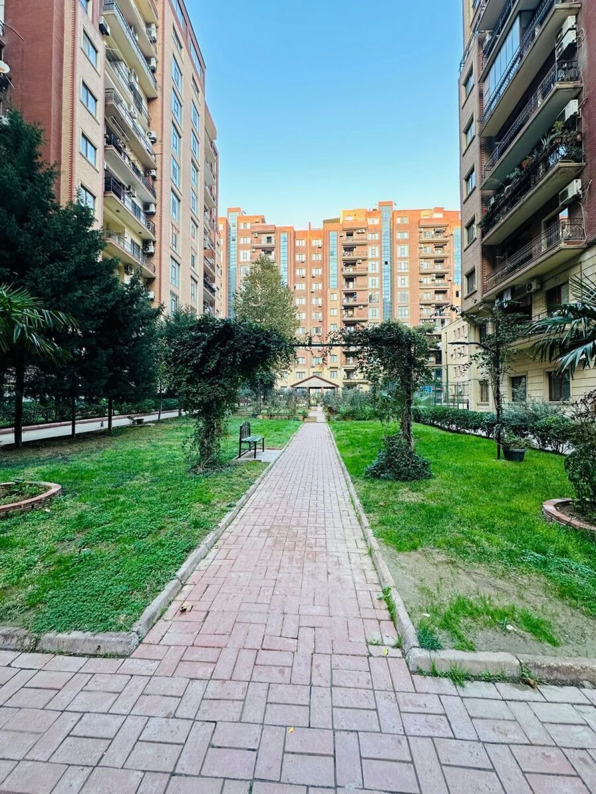 Satılır 3 otaqlı mənzil 165 m²