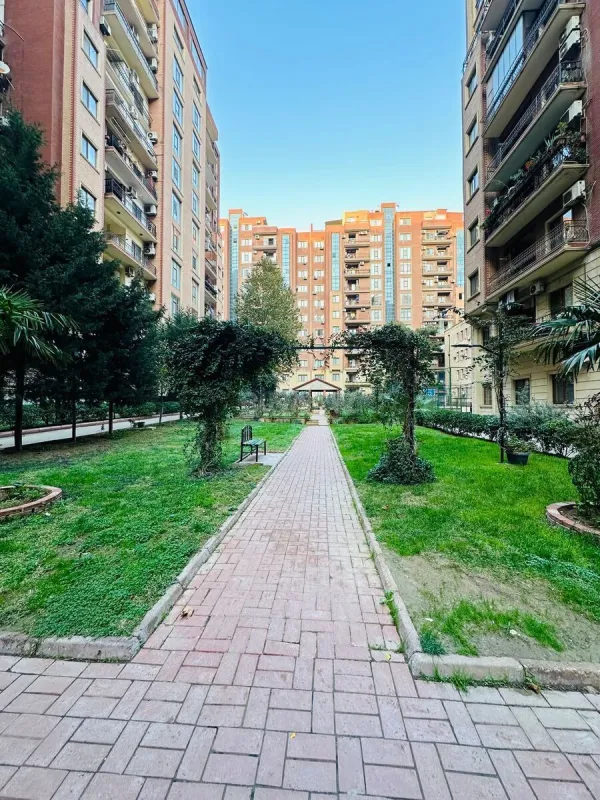 Satılır 3 otaqlı mənzil 165 m²