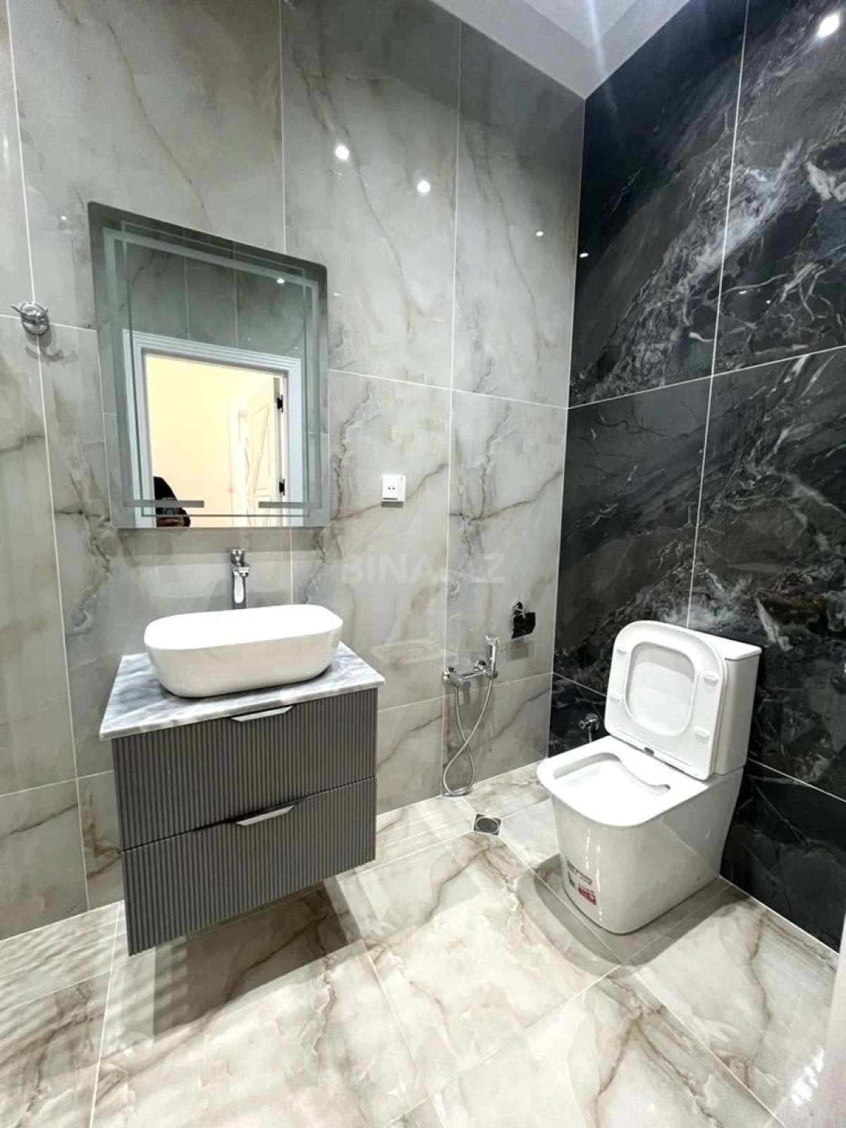 Kirayə verilir 2 otaqlı mənzil 65 m²