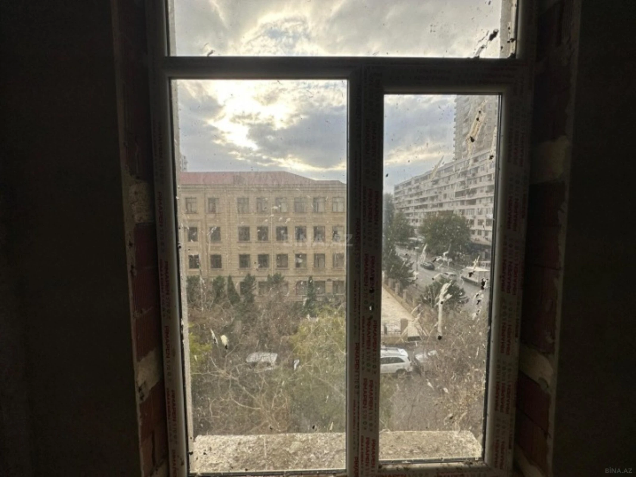 Satılır 2 otaqlı mənzil 74 m²