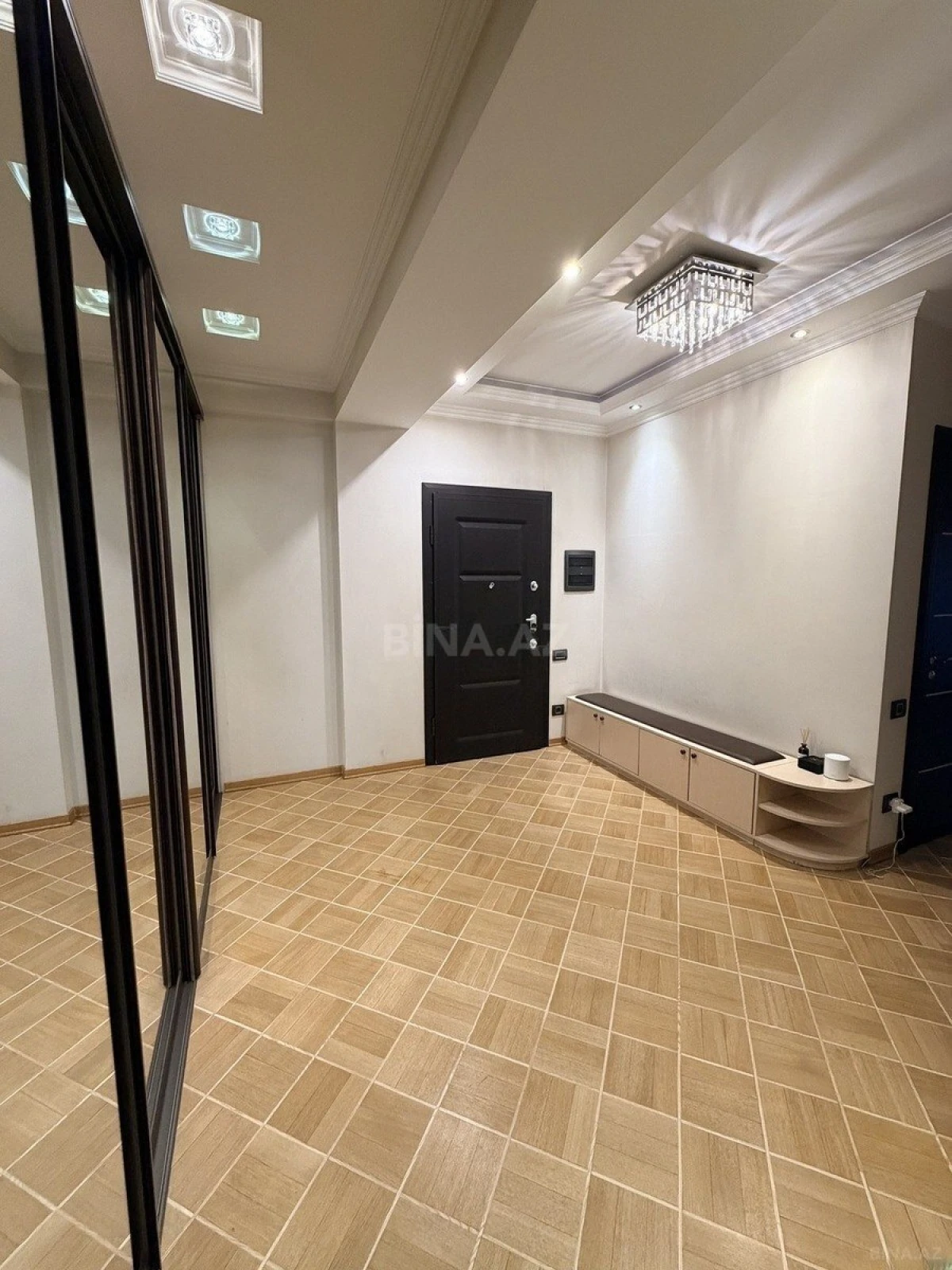 Satılır 4 otaqlı mənzil 153 m²