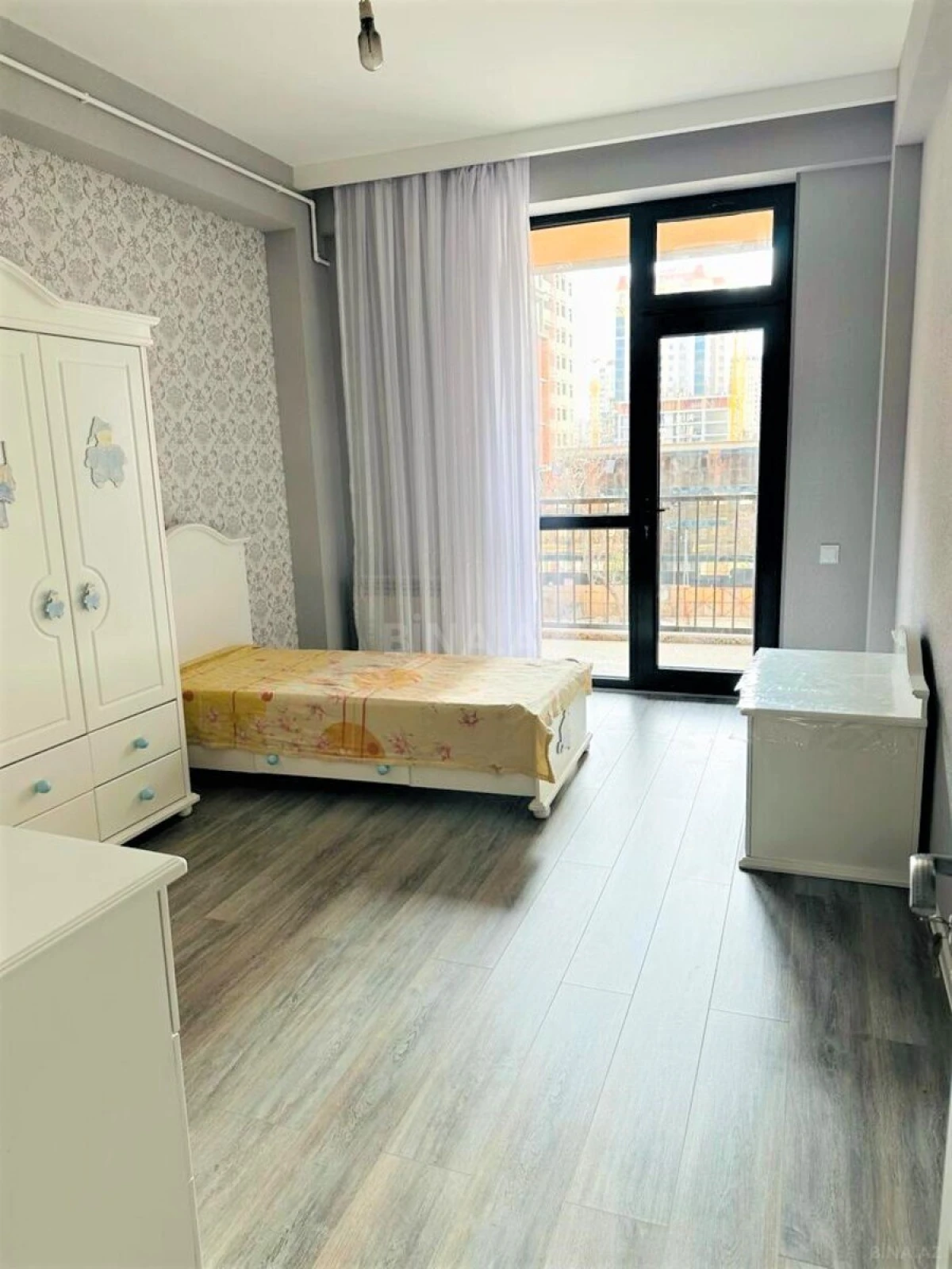 Kirayə verilir 3 otaqlı mənzil 120 m²