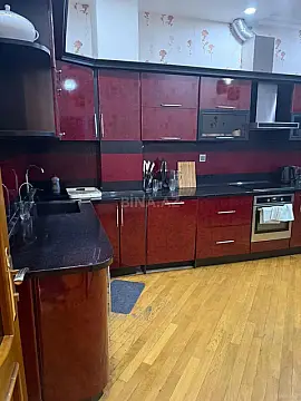 Kirayə verilir 4 otaqlı mənzil 220 m²